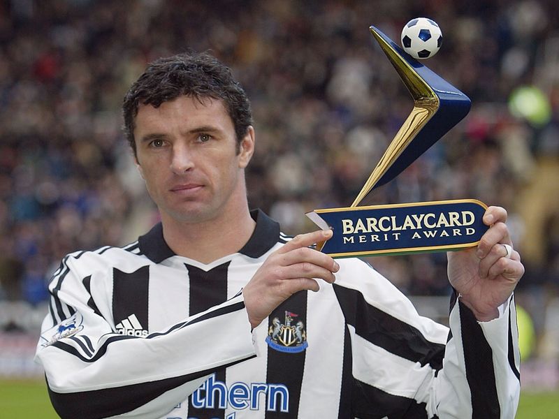 Speed celebrates his 400th Premier League appearance in 2004