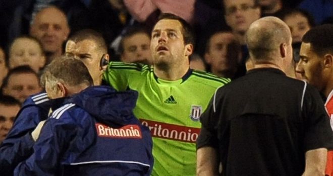 Thomas Sorensen: Stoke keeper leaves the field with concussion at Goodison Park