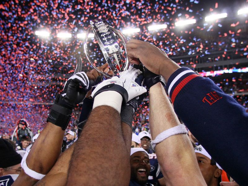 The Patriots got their hands on the Lamar Hunt trophy.