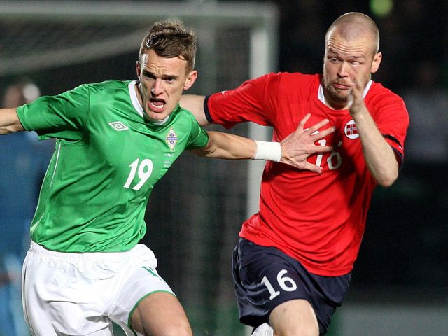 Dean Shiels holds off Christian Grindham