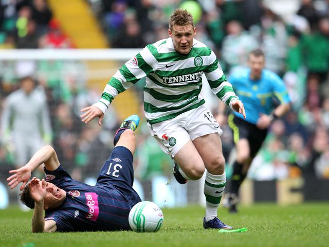 Commons runs away from Mrowiec.