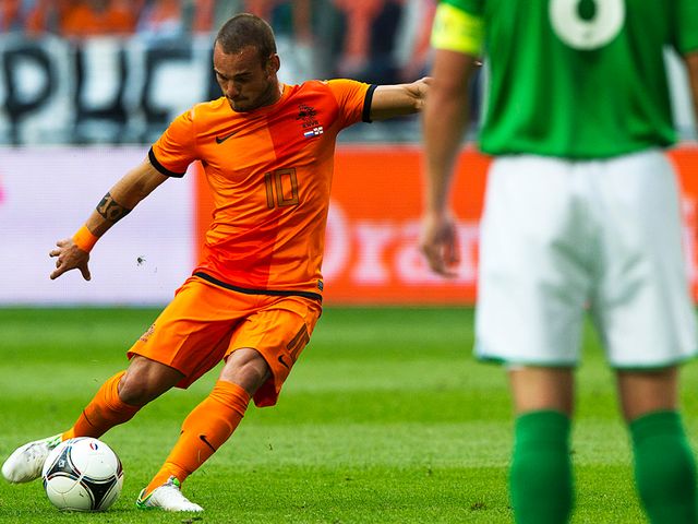 Wesley Sneijder scores Holland's second goal