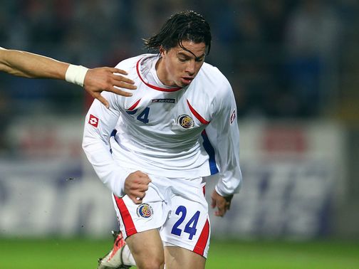 Bryan Oviedo: Completes Everton switch