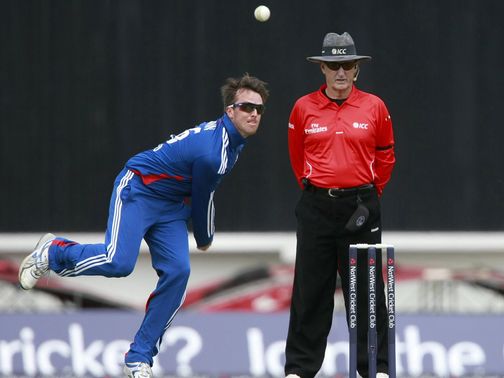 Graeme Swann: Discomfort in right elbow