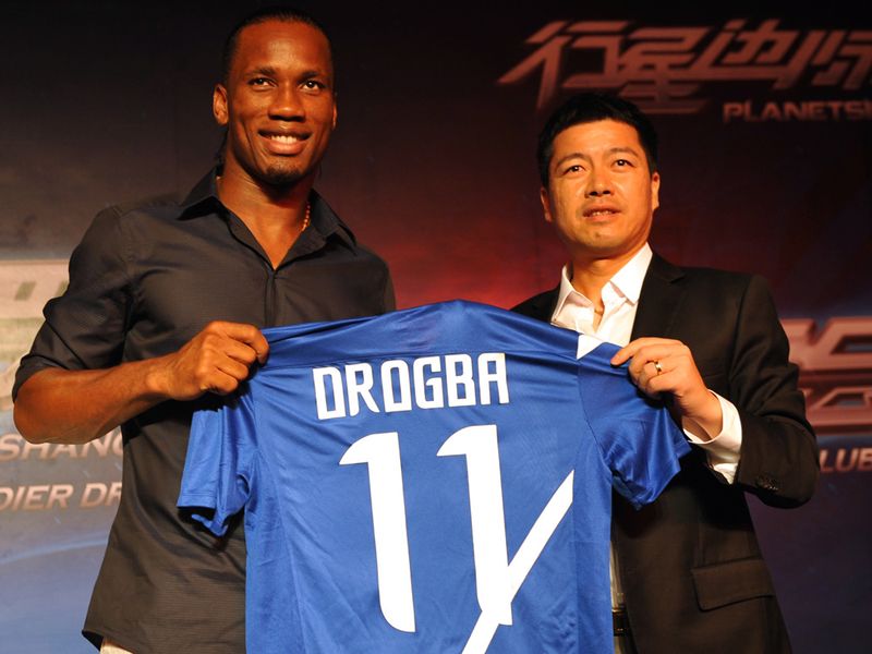 Drogba presented the club's shirt by Shanghai director Zhu Jun