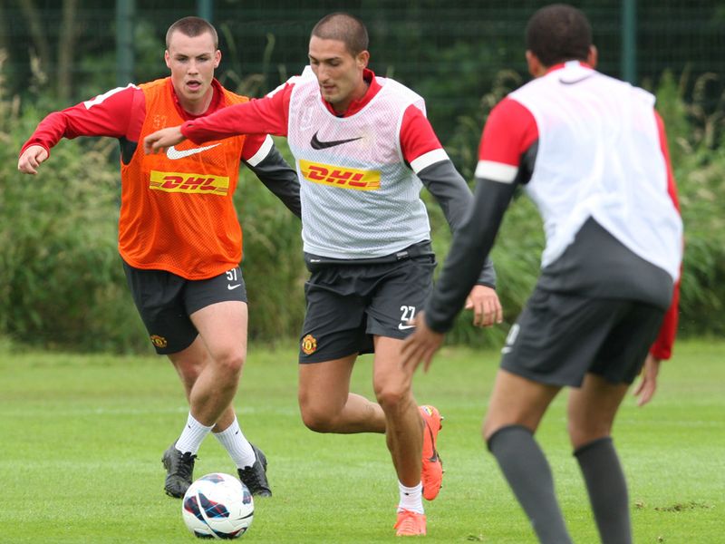 Federico Macheda gets his head up