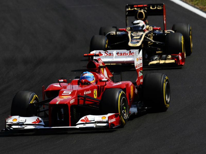Alonso battles Raikkonen