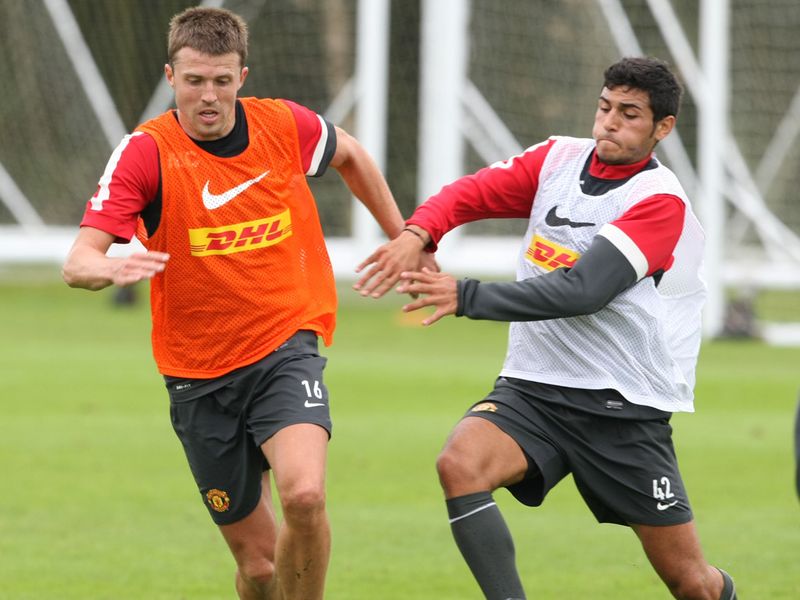 Veseli tries to get to Michael Carrick