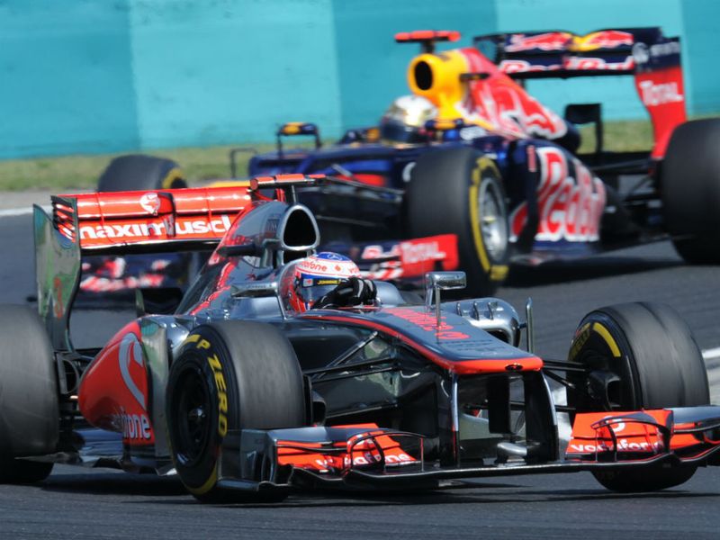 Vettel hunts down Button