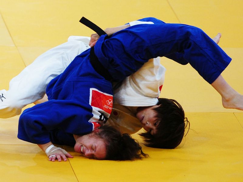 Kelly Edwards is put in an awkward position by Tomoko Fukumi in judo.