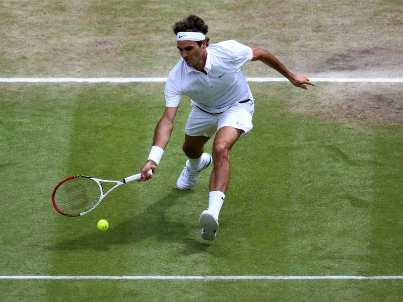 The second set gets under way and Fed is out to prove a point, producing a love service game as he begins his comeback.