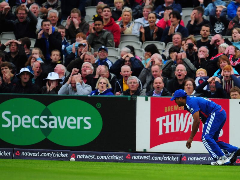 The crowd reacted dramatically when Samit Patel dropped a sitter. Should've gone to Specsavers...