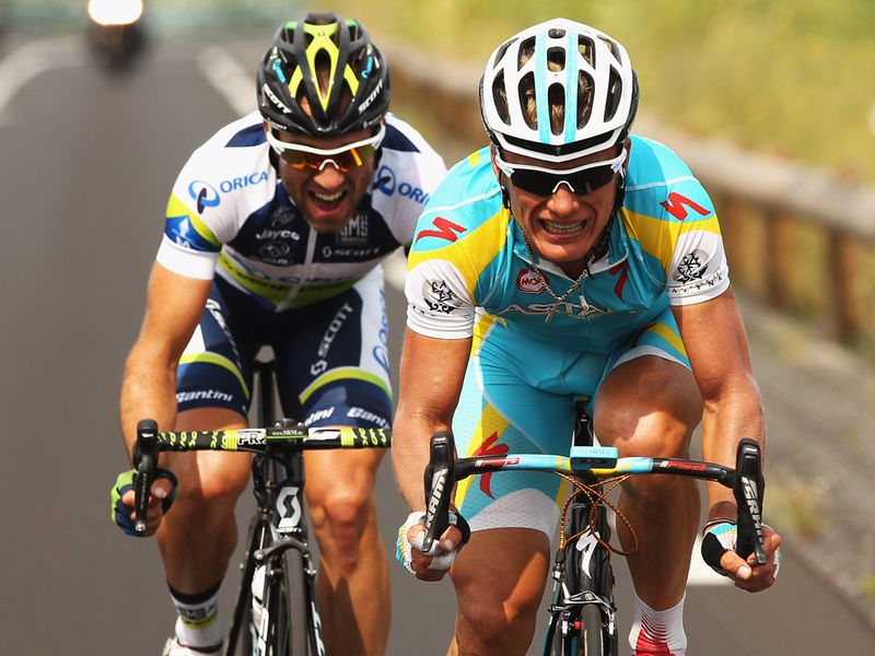 Michael Albasini and Alexandre Vinokourov put in a late dig...