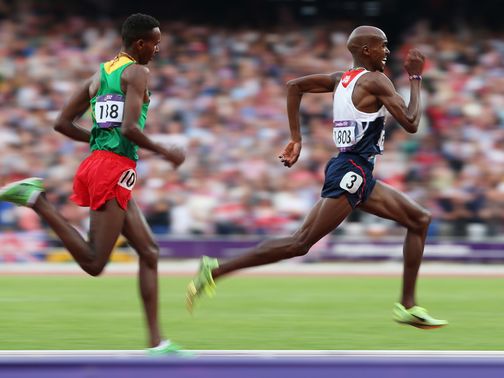 Farah makes a final sprint for the line to take glory&nbsp;