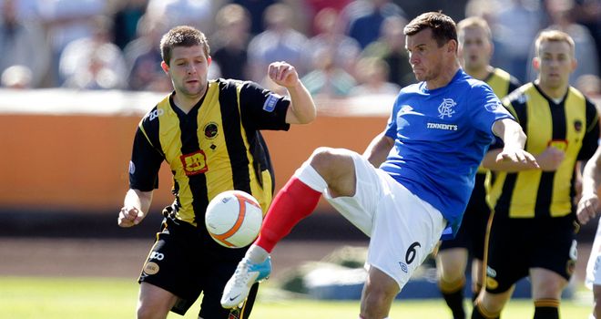 McCulloch (r): Battles for the ball