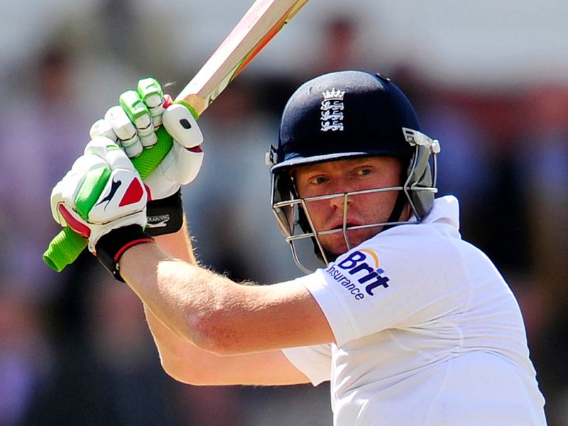 Jonny Bairstow and Ian Bell put together a partnership of 40 to take England into tea on 94/4.