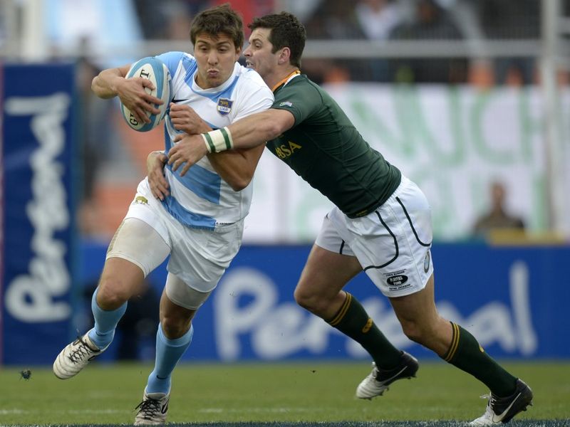 Amorosino tries to slip Morne Steyn.