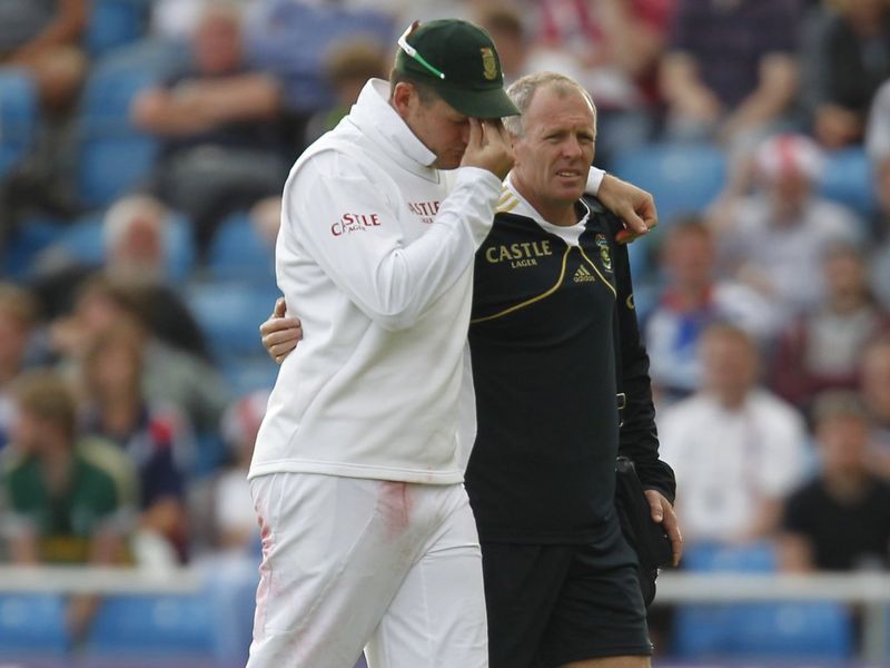 Graeme Smith sustained a knee injury.