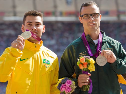 Alan Fonteles Oliveira and Oscar Pistorius at the medal ceremony