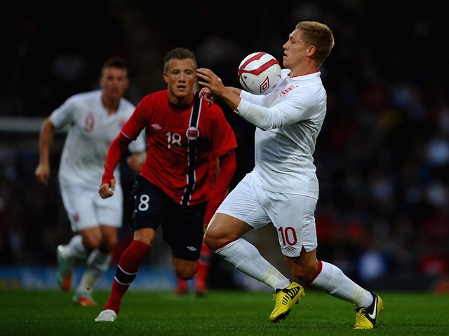 Waghorn keeps the ball away from Ulvestad.