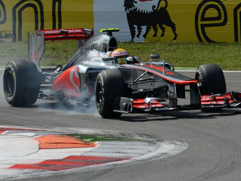 Lews Hamilton locks up at turn one