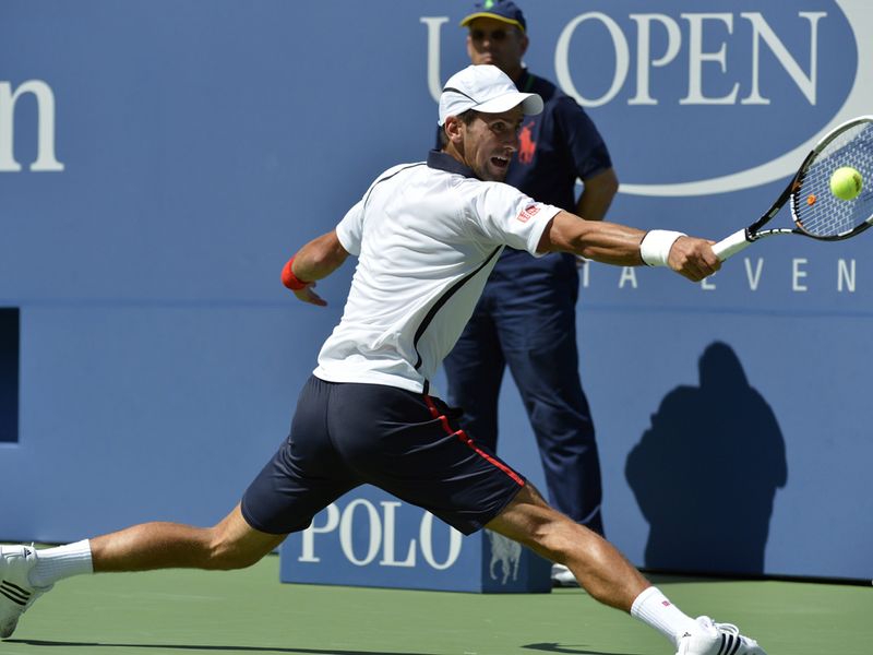 The defending champion bounces back to take the next two sets.