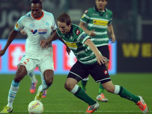 Kassim Abdallah is hussled by Luuk de Jong