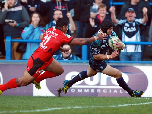 Leigh Halfpenny claims a Cardiff try