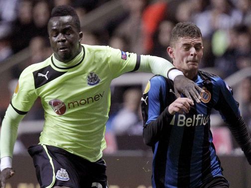Cheick Tiote looks to hold off Maxime Lestienne
