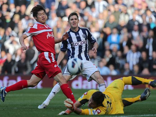 Julio Cesar saves a shot from Zoltan Gera.