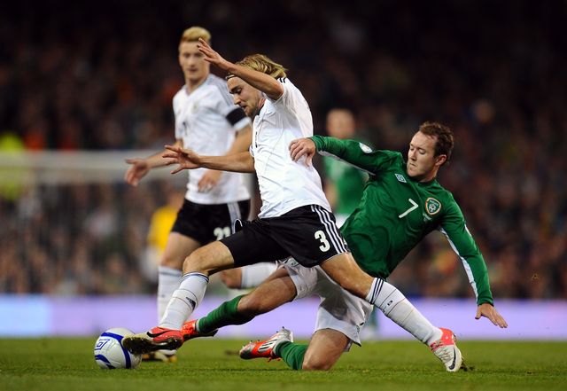 McGeady tries to win the ball from Schmelzer.
