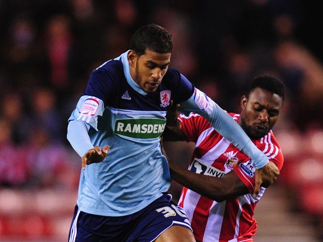 Faris Haroun holds off Stephane Sessegnon