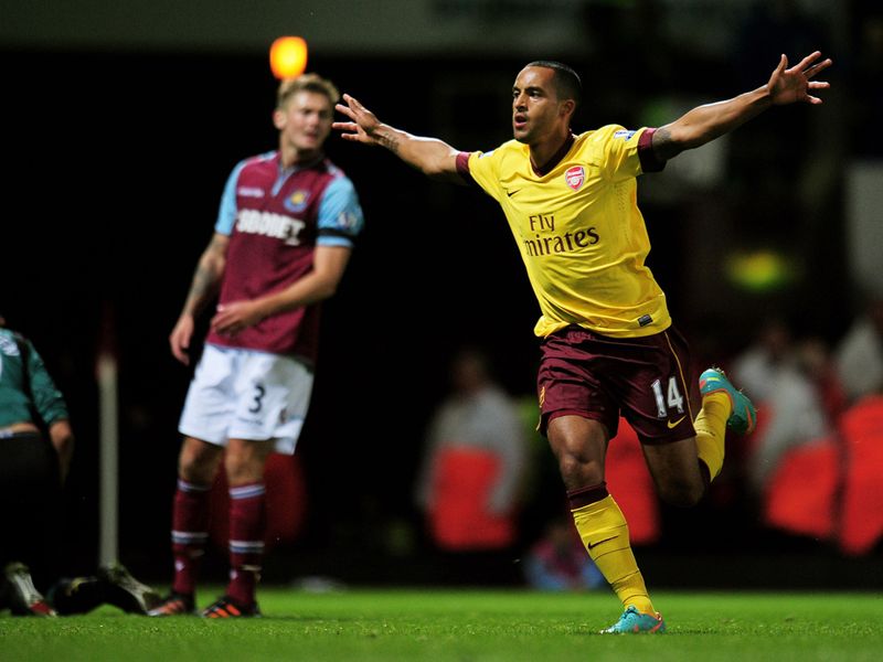 On 77 minutes Arsenal are in front! Scorer turns supplier as Olivier Giroud feeds substitute Theo Walcott and the England striker calmly slots home.