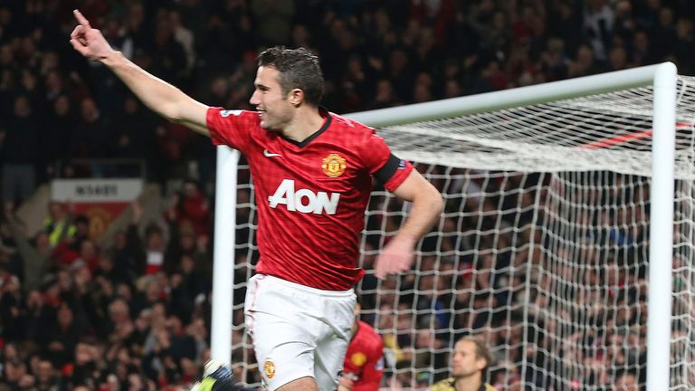Robin van Persie's goal keeps Manchester United clear of City at the summit