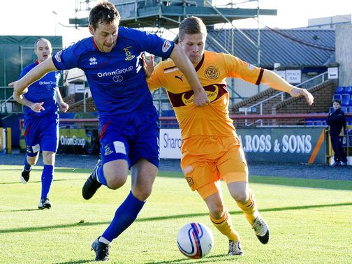 Gary Warren tangles with Henrik Ojamaa