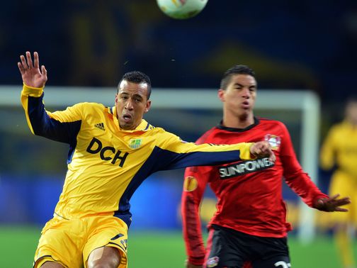 Fininho and Carlinhos battle for possession