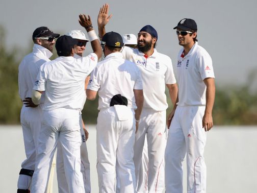 Monty Panesar celebrates with teammates after dismissing Nitin Saini for 50&nbsp;