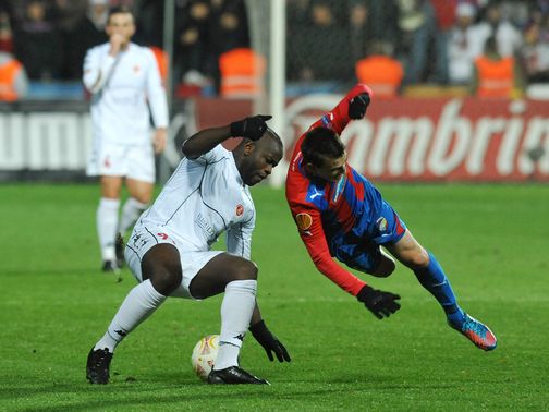 Toto Tamuz and Vladimir Darida battle for the ball