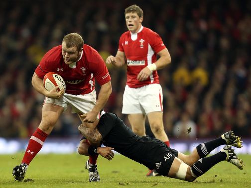 Scott Andrews is tackled by Aaron Smith.