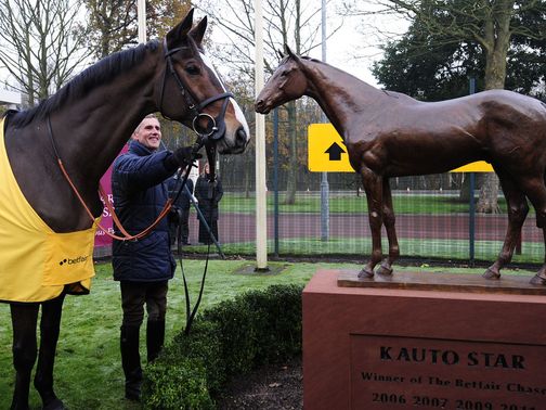 Kauto Star admires his own statue
