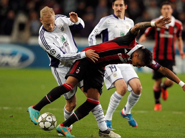 Olivier Deschacht fouls Kevin-Prince Boateng