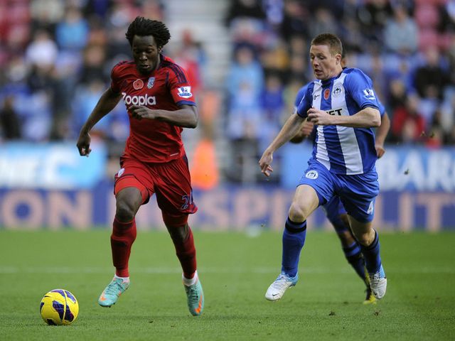 Romelu Lukaku is chased by James McCarthy