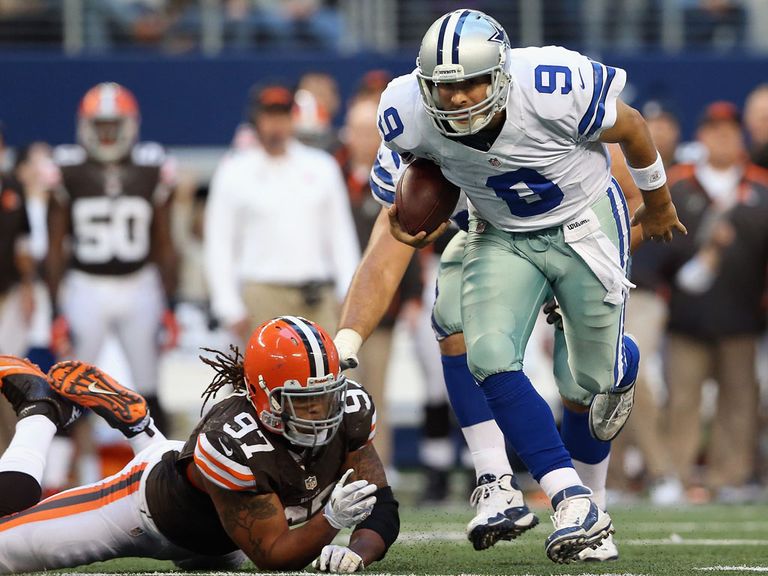 Tony Romo evades a tackle