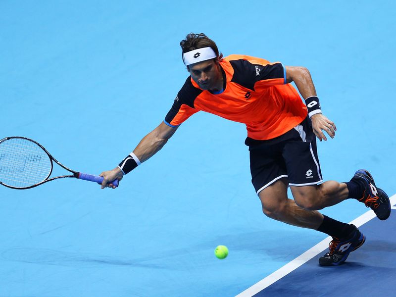 The Spaniard wins the opening set 6-3