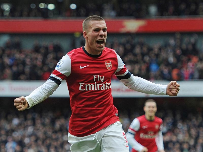 Arsenal make the extra man advantage count to make it 2-1...