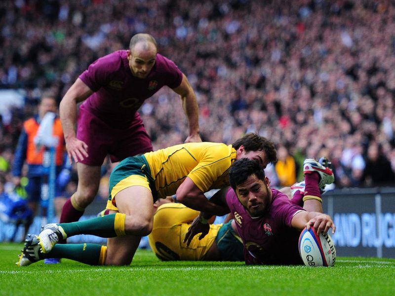 Manu Tuilagi manages to get a fingertip touchdown