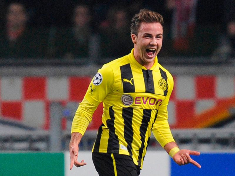 On 36 minues Mario Goetze makes it 2-0 to Borussia Dortmund.