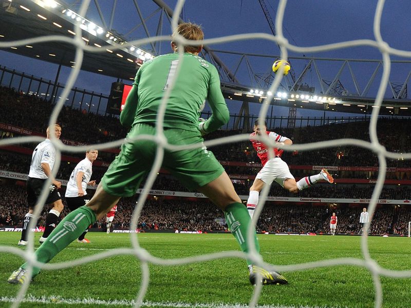 Arsenal level two minutes later, Giroud hits the post with a shot, the ball comes out to Walcott who crosses and the Frenchman finds the net with his head.