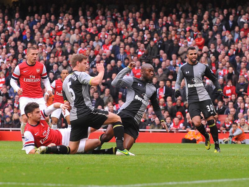 It's 3-1 to Arsenal on the stroke of half-time. Santi Cazorla whips in a cross from the left and Olivier Giroud steers it home.