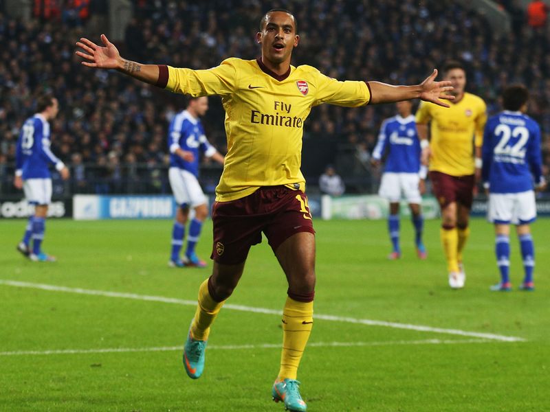 Walcott celebrates as Arsenal chase a victory that would take them back to the top of the group
